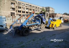 Світлини з місця удару окупантів у Холодногірському районі Харкова: загинула дівчина, понівечено трамвай, будинки та 15 авто