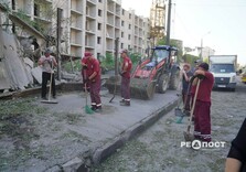 Світлини з місця удару окупантів у Холодногірському районі Харкова: загинула дівчина, понівечено трамвай, будинки та 15 авто