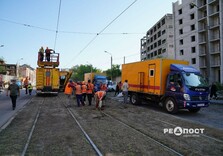 Світлини з місця удару окупантів у Холодногірському районі Харкова: загинула дівчина, понівечено трамвай, будинки та 15 авто