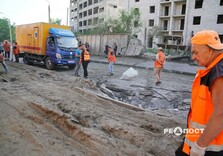 Світлини з місця удару окупантів у Холодногірському районі Харкова: загинула дівчина, понівечено трамвай, будинки та 15 авто