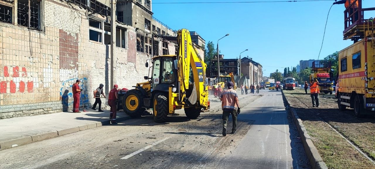 Ліквідують наслідки кривавого авіаудару та консультують містян у Холодногірському районі комунальники: Новини Харкова