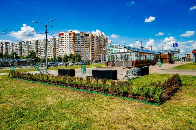 Біля чотирьох станцій метро в Харкові облаштували нові клумби