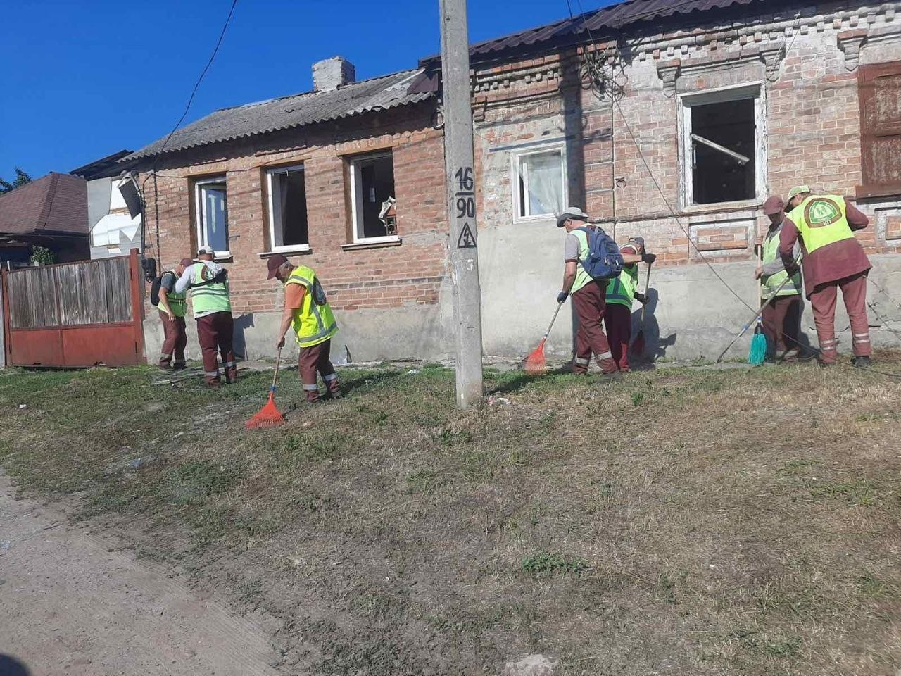 Пошкоджено десятки будинків через авіаатаку, комунальники ліквідують наслідки: Новини Харкова