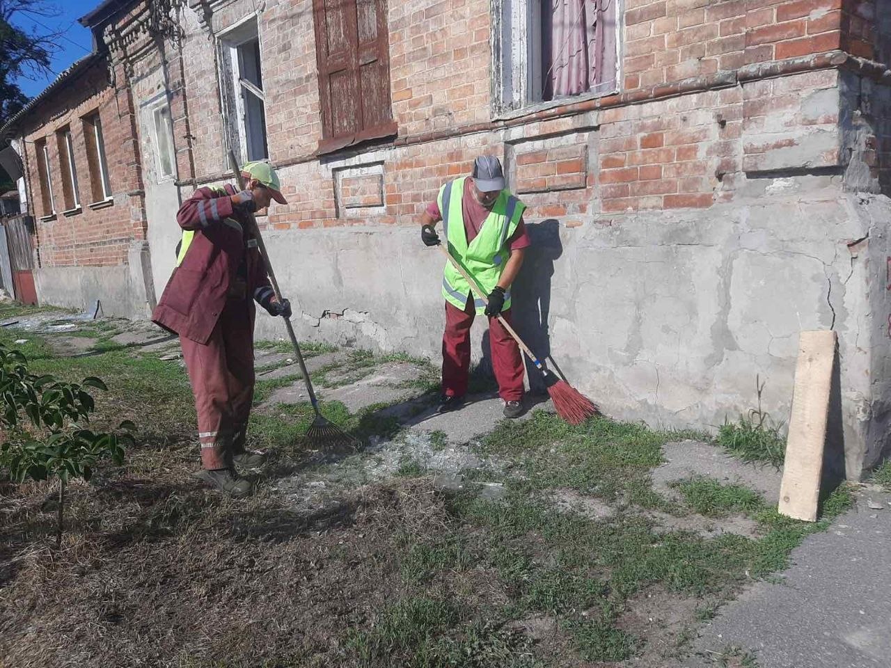 Пошкоджено десятки будинків через авіаатаку, комунальники ліквідують наслідки: Новини Харкова
