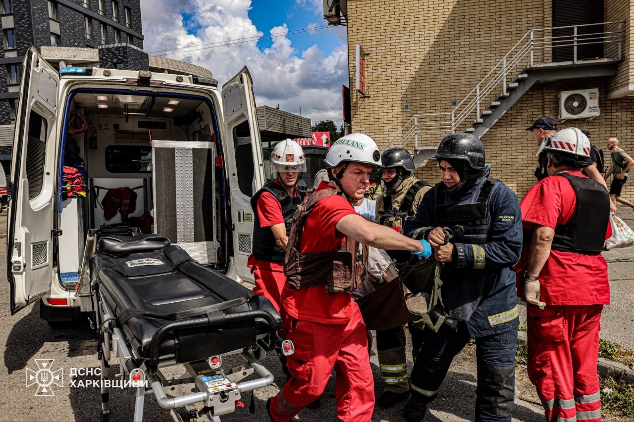 Допомогли мешканцям Харкова, які постраждали через атаку БПЛА біля метро, рятувальники: Новини Харкова