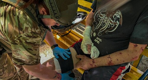 Як бойові медики поліції Харкова рятували поранених після обстрілу