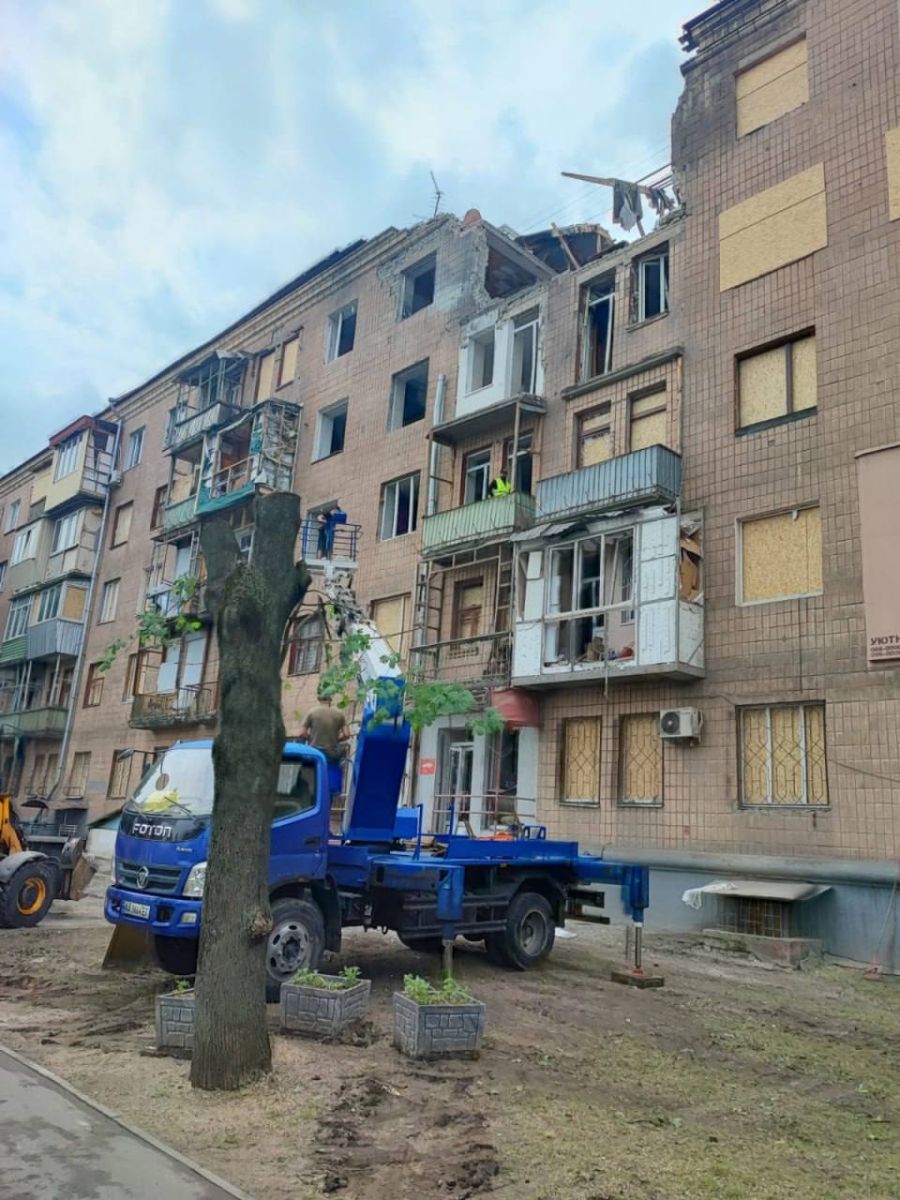 Новини Харкова: відновлюють будинок після ракетного удару