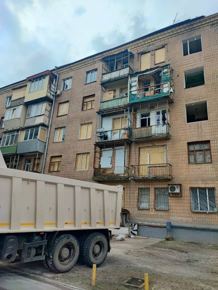 Новини Харкова: відновлюють будинок після ракетного удару