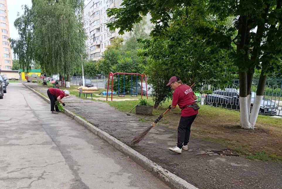 Понад 90 харківських комунальників впорядковують двори на Новій Баварії