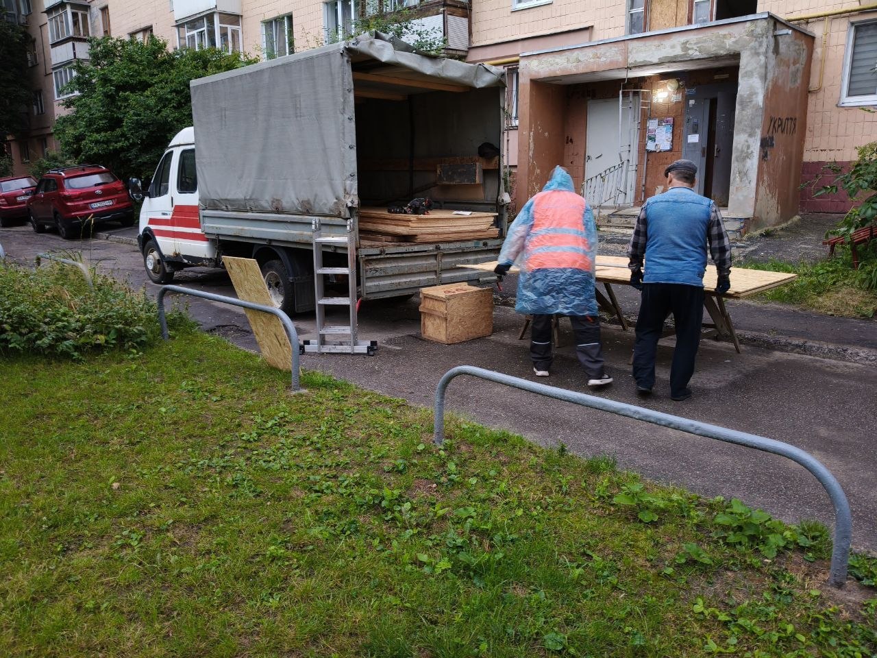 Під час нічного удару ворог вибив сотні вікон у харківських житлових будинках (фото)