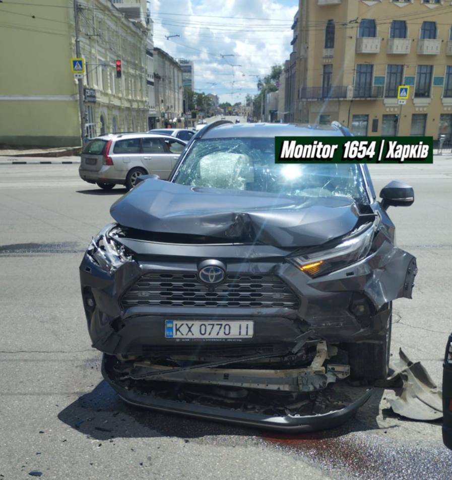 Самурайське дербі у центрі Харкова: Toyota RAV4 перекинув Land Cruiser (фото)