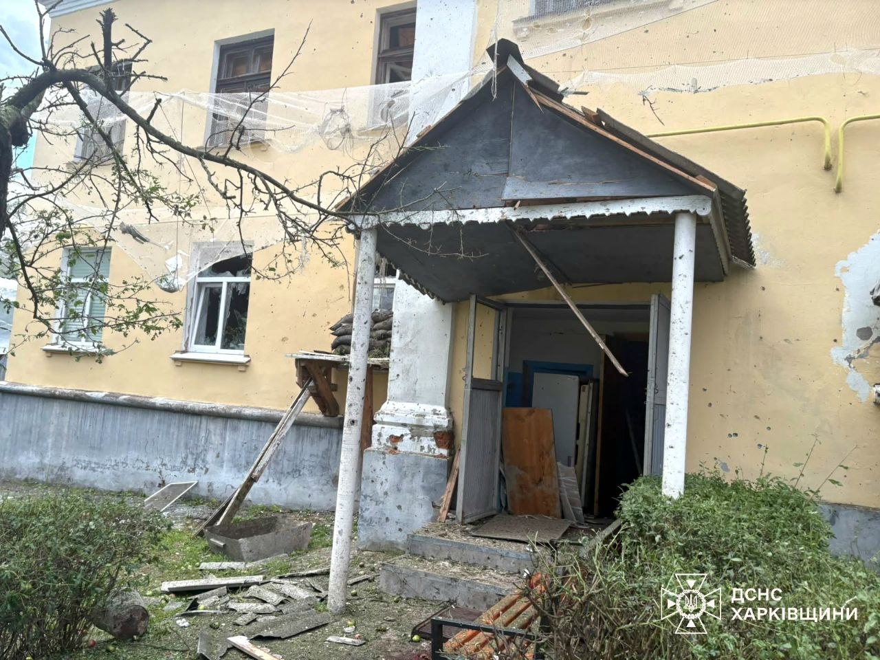 Росіяни вдарили безпілотником по пожежній частині на Харківщині: двоє ДСНС-ників у лікарні