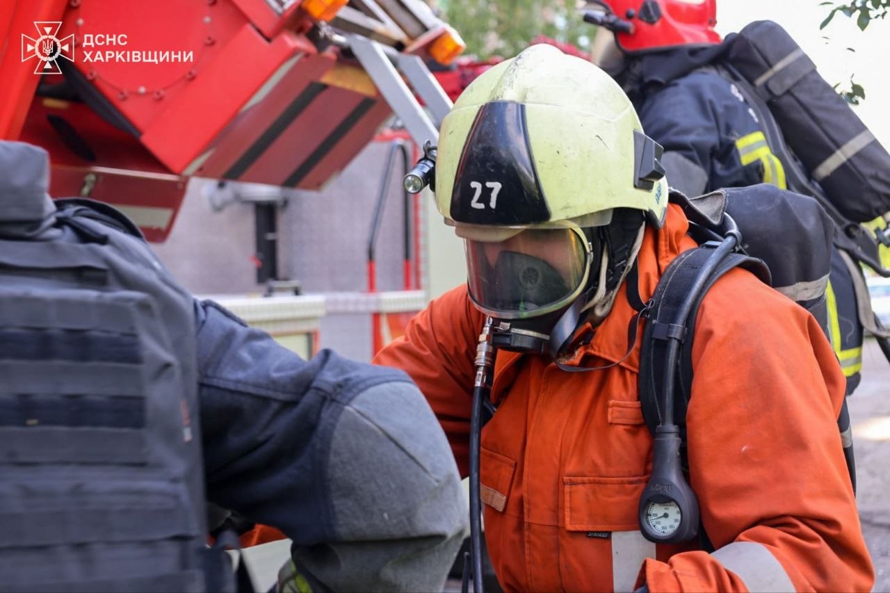 Рятувальники Харкова загасили пожежу у багатоповерхівці, спричинену ударом ворожого дрону (фото)