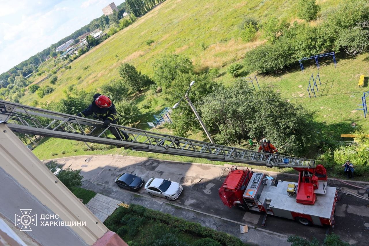Рятувальники Харкова загасили пожежу у багатоповерхівці, спричинену ударом ворожого дрону (фото)