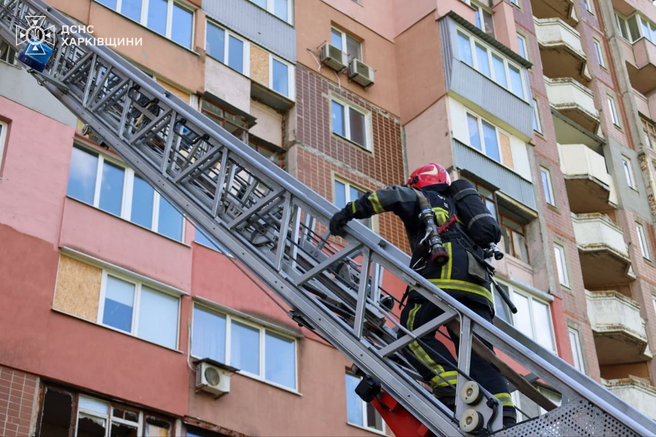 Рятувальники Харкова загасили пожежу у багатоповерхівці, спричинену ударом ворожого дрону (фото)