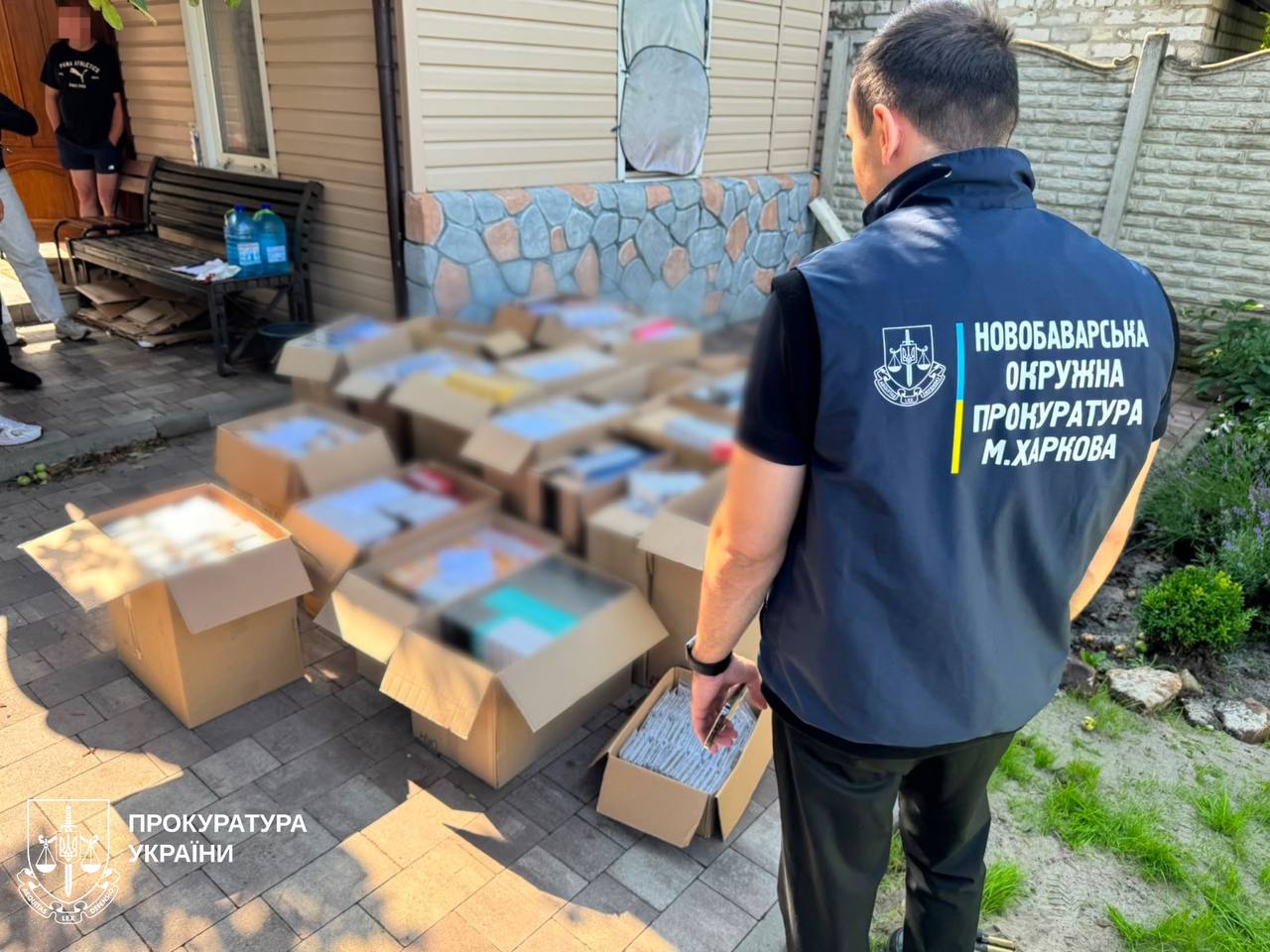 Мішки валюти та тисячі пачок без акцизу: під Харковом підприємець побудував нелегальну тютюнову імперію