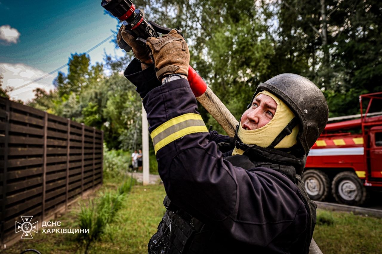 Ліквідували маштабне загоряння у житловому секторі ДСНСники, є постраждалий: Новини Харкова