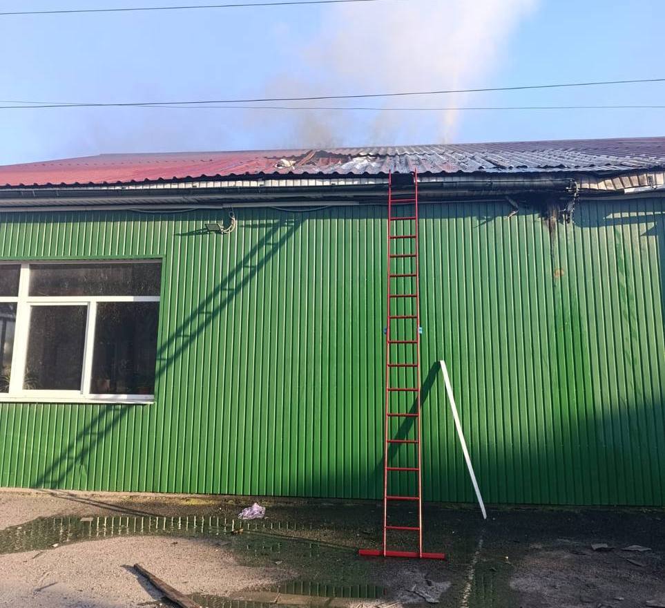 FPV-дрон вдарив по магазину на Харківщині – спалахнула пожежа