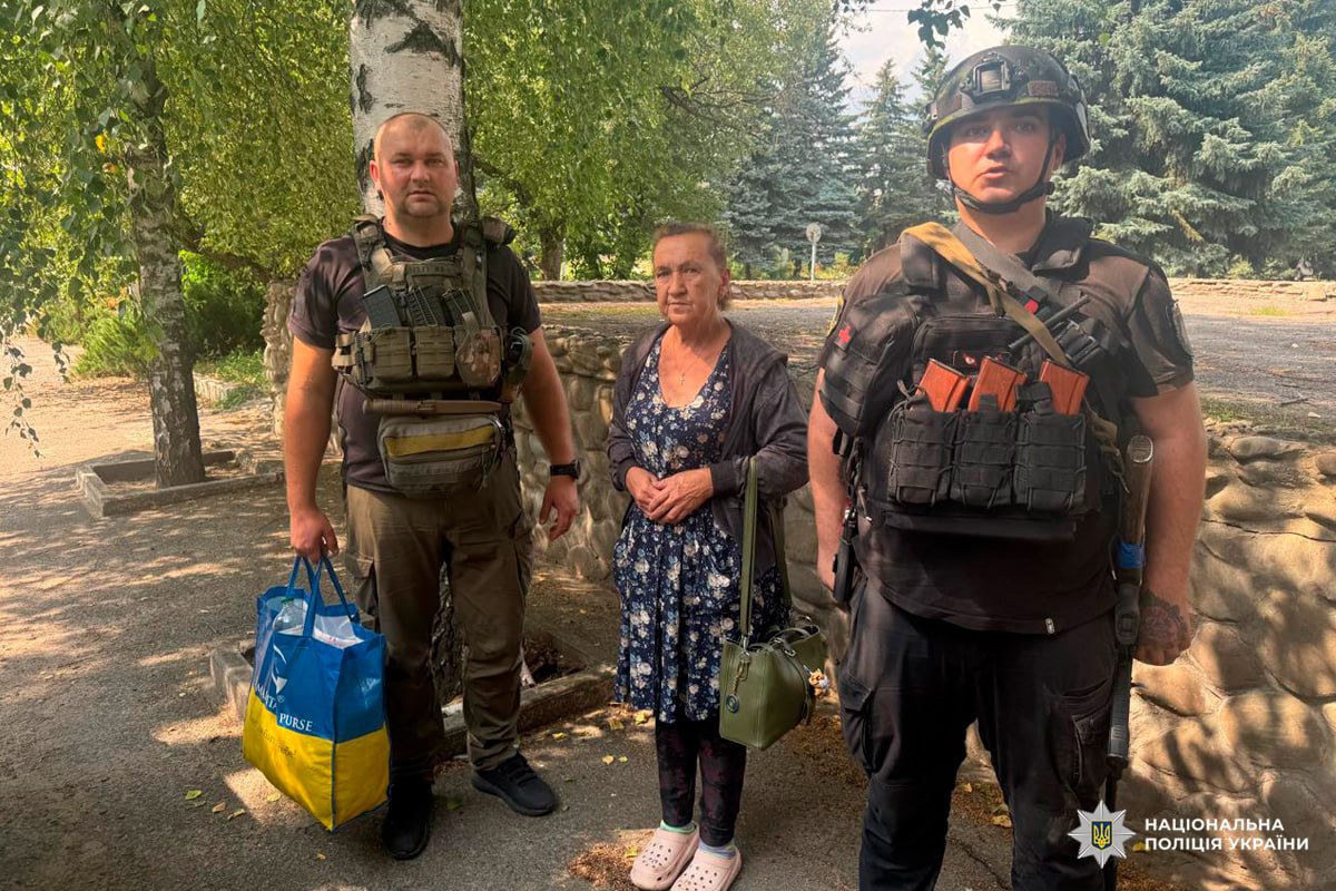 Евакуація під обстрілом: поліція Харківщини вивезла поранену жінку та передала «Білим Янголам»