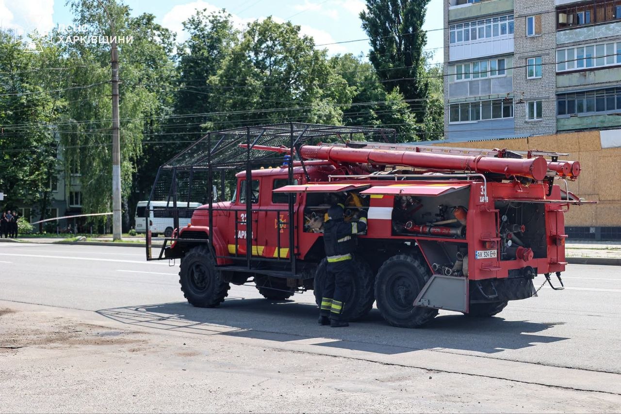 Горіли вантажівка та ємність із газом: рятувальники показали, як гасили автозаправку у Харкові