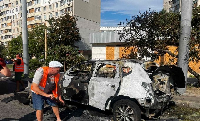 Новини Харкова: комунальники прибирають наслідки удару FPV-дрона