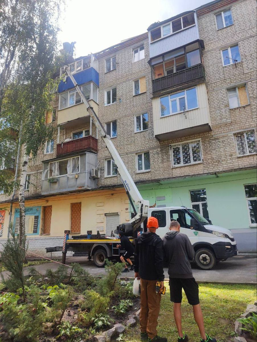 Новини Харкова: у Новобаварському районі закривають вибиті вікна