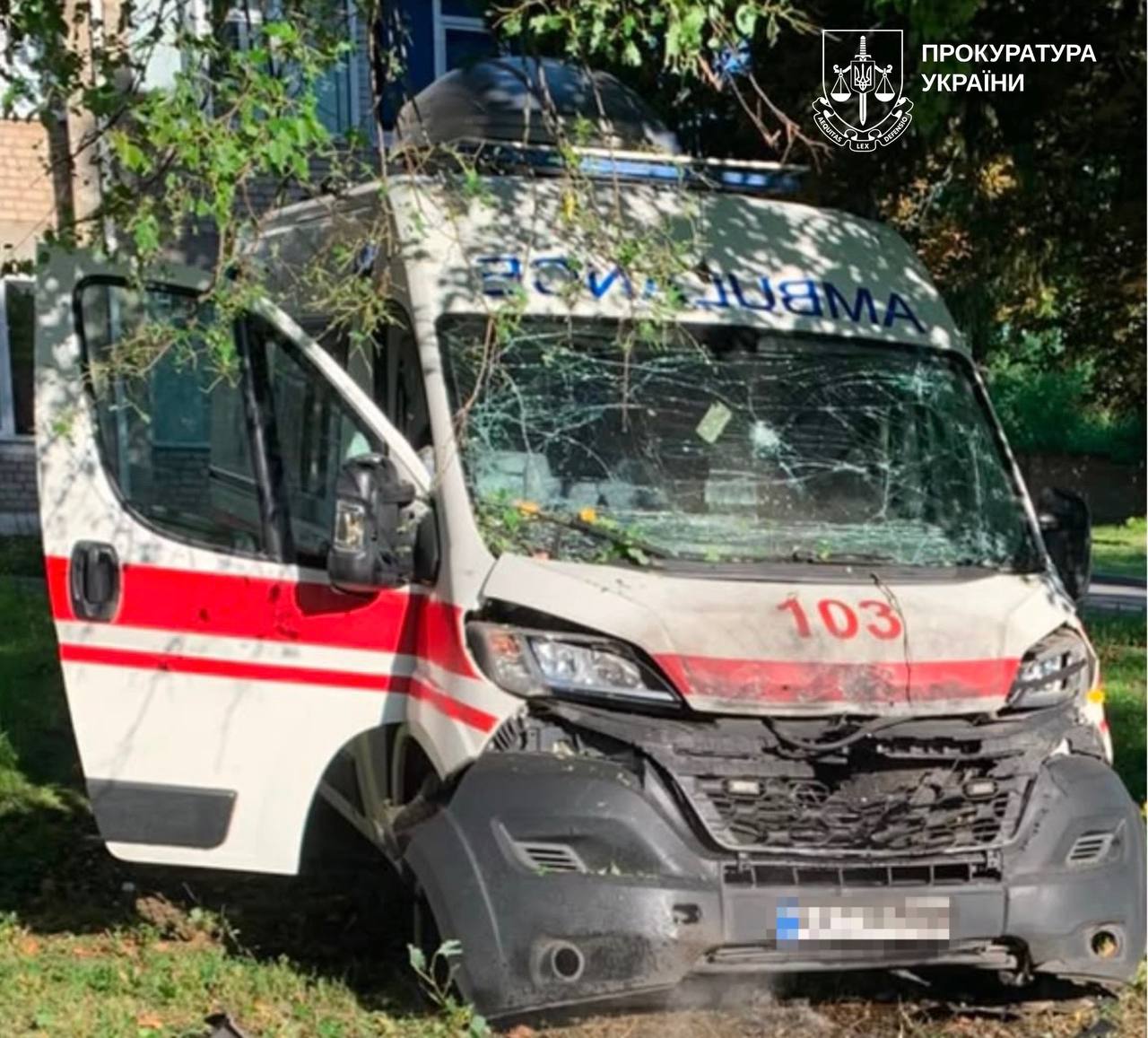 селище Золочів Богодухівського району. Внаслідок удару пошкоджено автомобіль екстреної медичної допомоги.