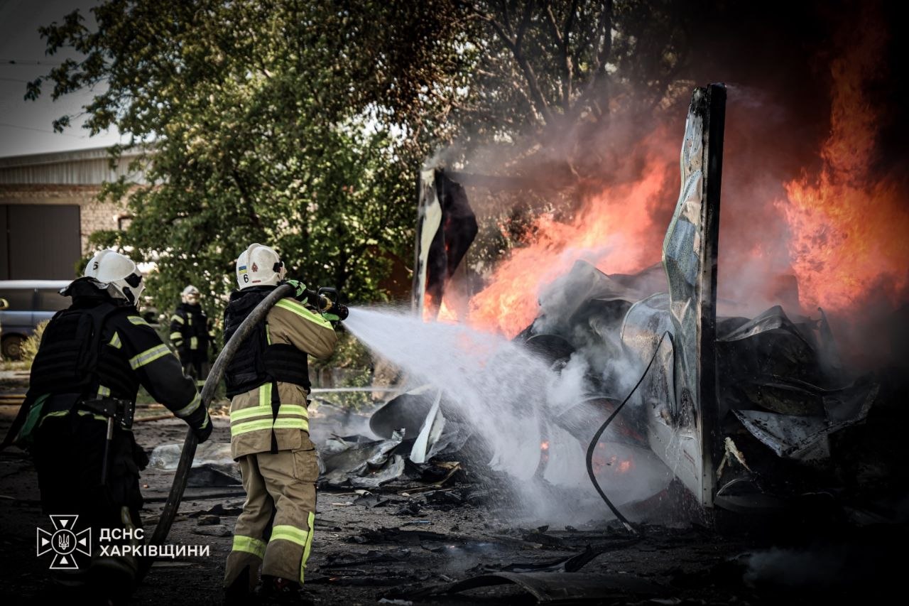 Рятувальники розповіли та показали, як гасили маштабну пожежу під Харковом після ворожого удару