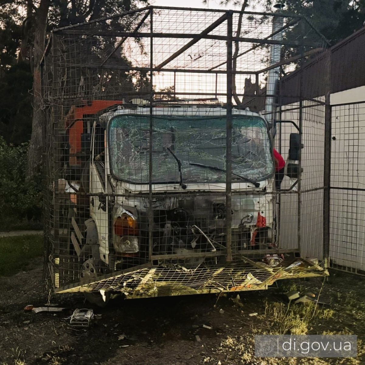 Новини Харкова: FPV-дрон пошкодив сміттєвоз на Дергачівщині