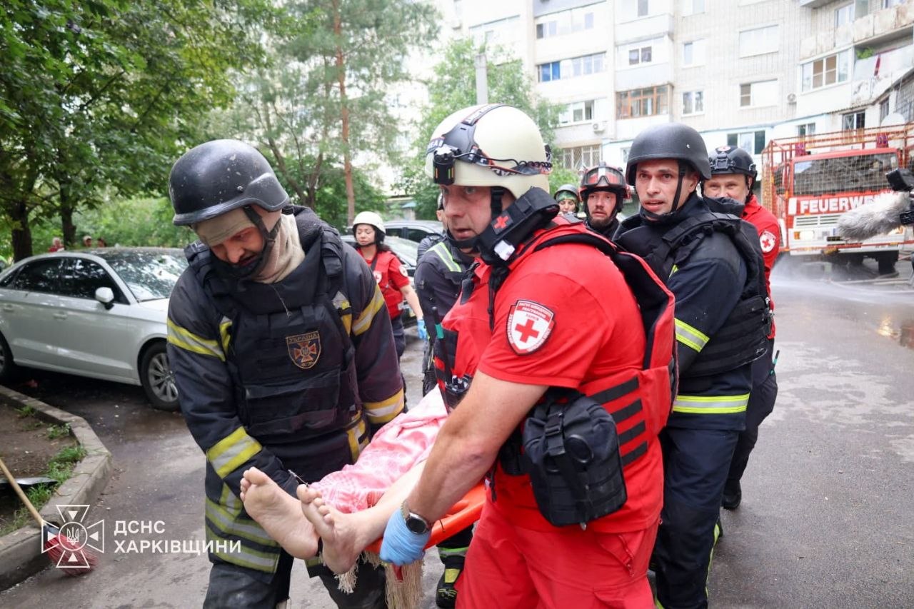 Вбили двох людей під час ранкового обстрілу Салтівки росіяни, зруйновані перекриття: Новини Харкова