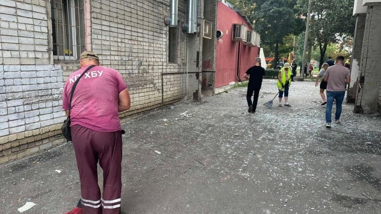 Прибирання уламків, закриття контурів та допомога з «єВідновленням»: у Харкові ліквідовують наслідки удару