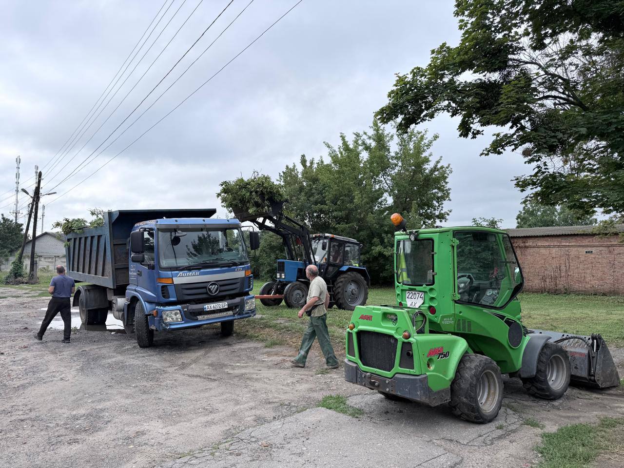 Впали десятки дерев та обірвало мережі: у Харкові кипить робота після негоди (фото)