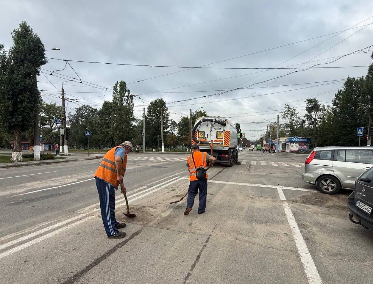 Впали десятки дерев та обірвало мережі: у Харкові кипить робота після негоди (фото)