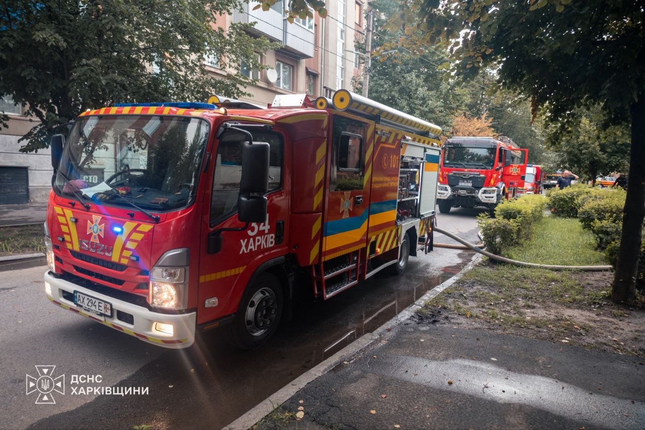 Врятували двох людей під час пожежі вогнеборці: Новини Харкова
