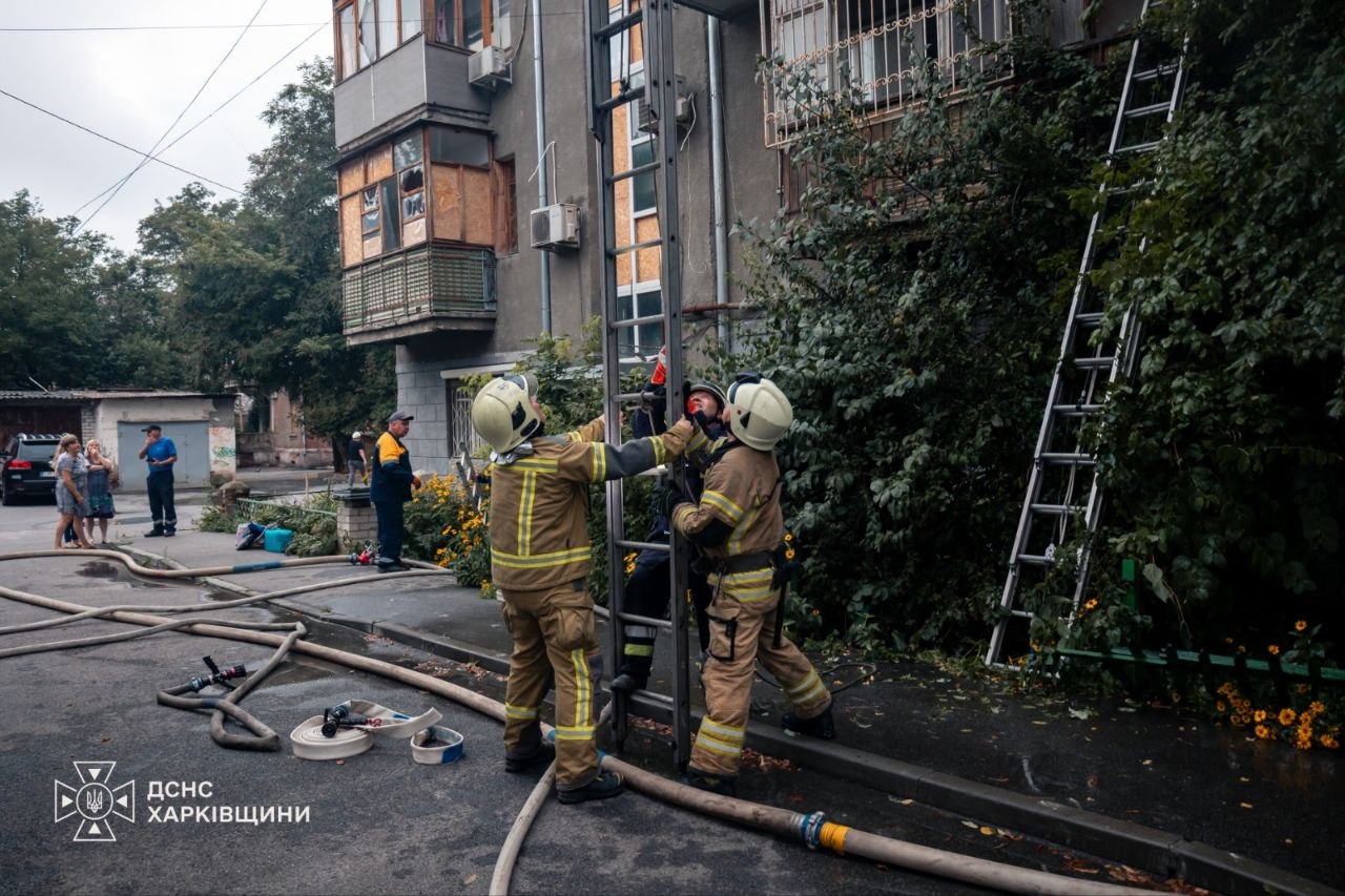 Врятували двох людей під час пожежі вогнеборці: Новини Харкова
