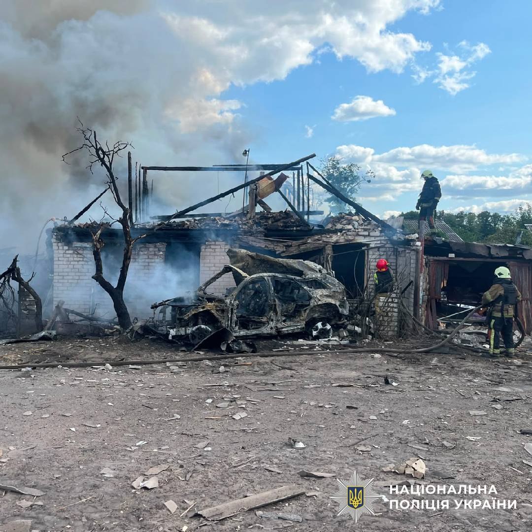 Окупанти скинули керовану авіабомбу на місто Харківщини: подробиці та фото наслідків (фото)