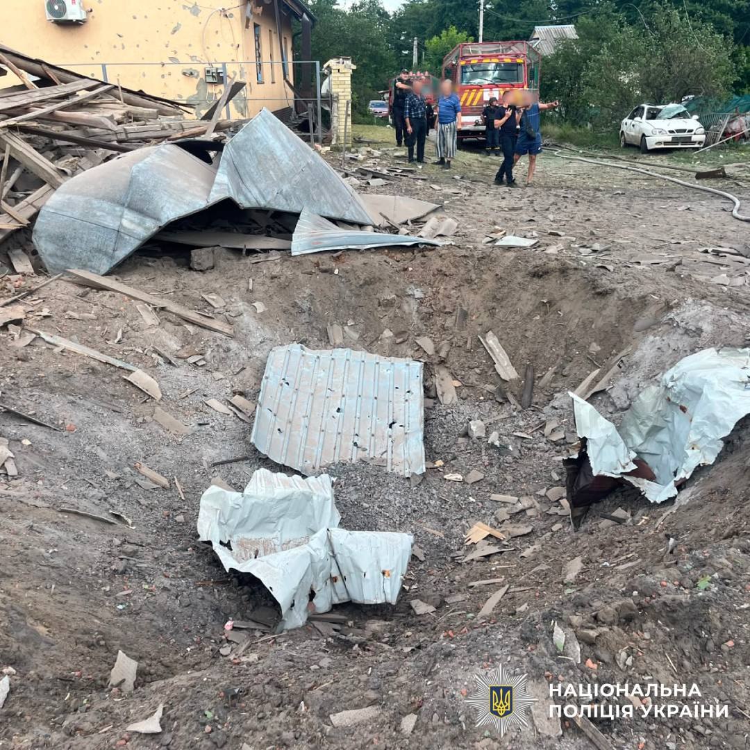 Окупанти скинули керовану авіабомбу на місто Харківщини: подробиці та фото наслідків (фото)
