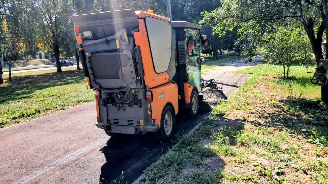 Харківські комунальники прибирають двори та доглядають за зеленими зонами