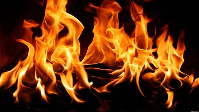 Під час пожежі у Люботині загинула жінка, чоловік постраждав