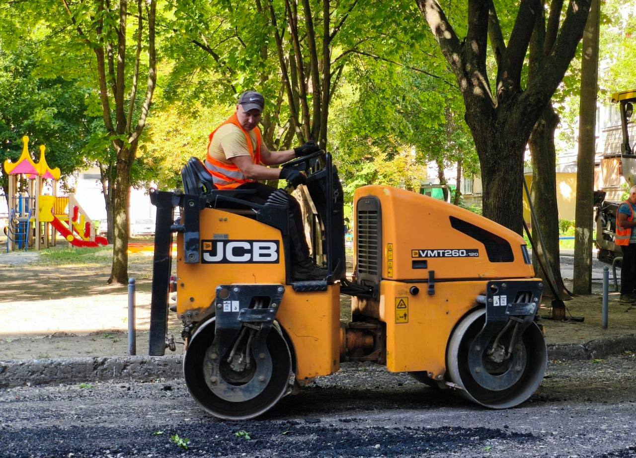 Оновлюють внутрішньоквартальні дороги та тротуари дорожники міста: Новини Харкова