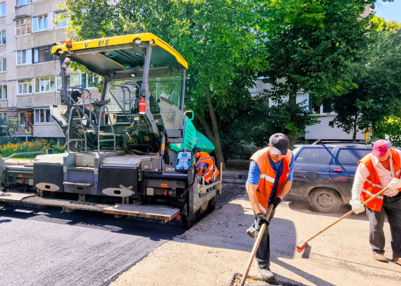 Оновлюють внутрішньоквартальні дороги та тротуари дорожники міста: Новини Харкова