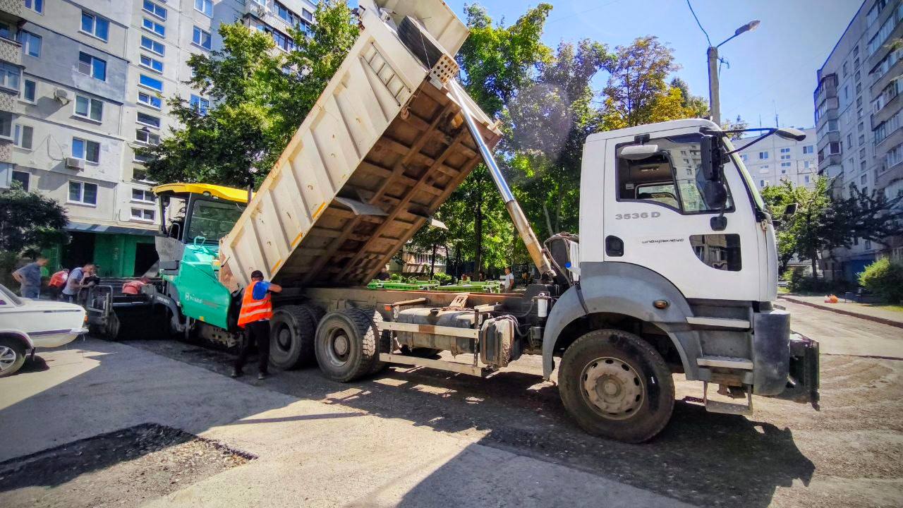 Оновлюють внутрішньоквартальні дороги та тротуари дорожники міста: Новини Харкова