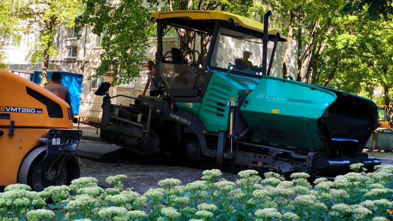 Оновлюють внутрішньоквартальні дороги та тротуари дорожники міста: Новини Харкова