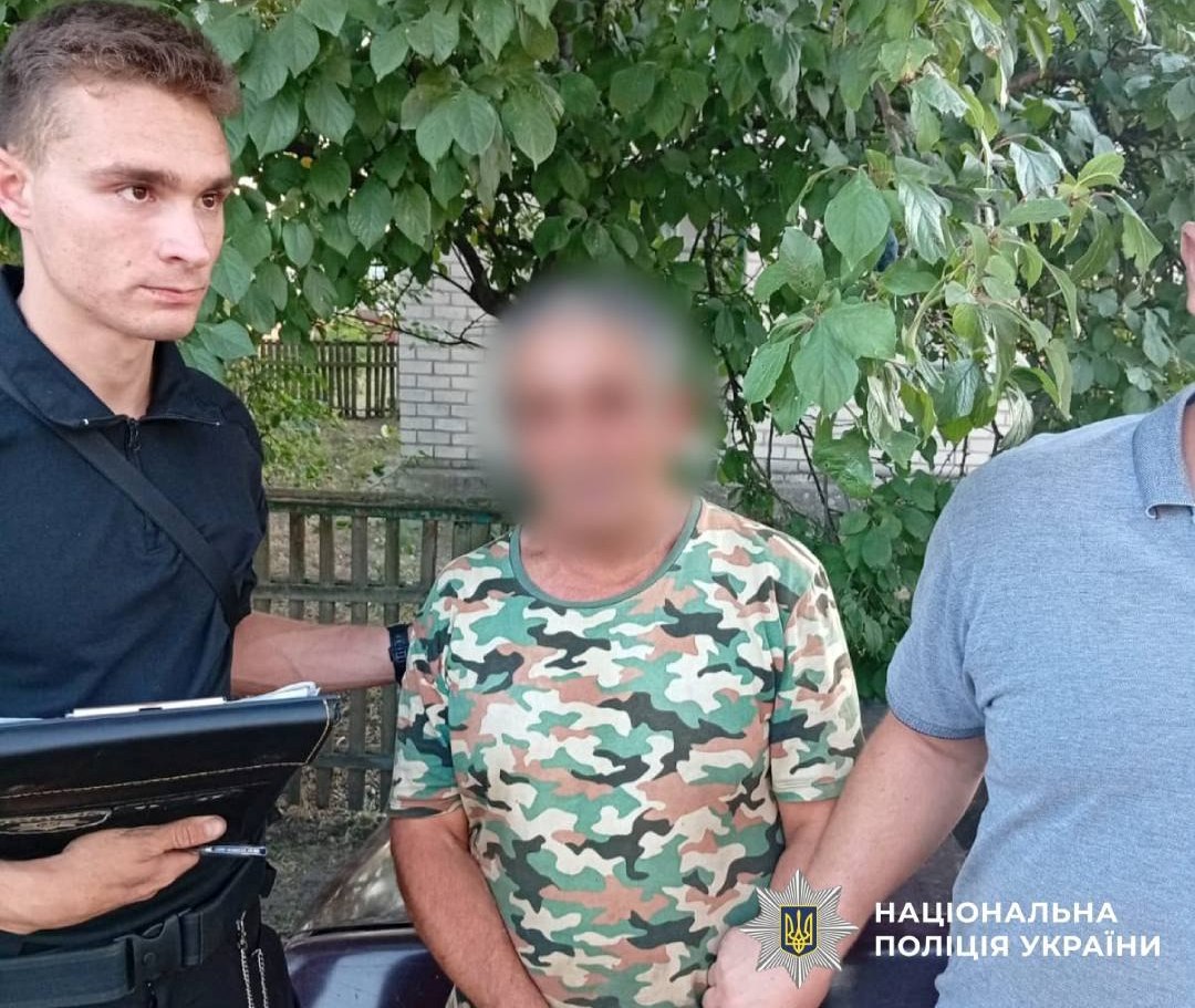 Вирвав із рук два телефони: на Харківщині затримали підозрюваного у пограбуванні