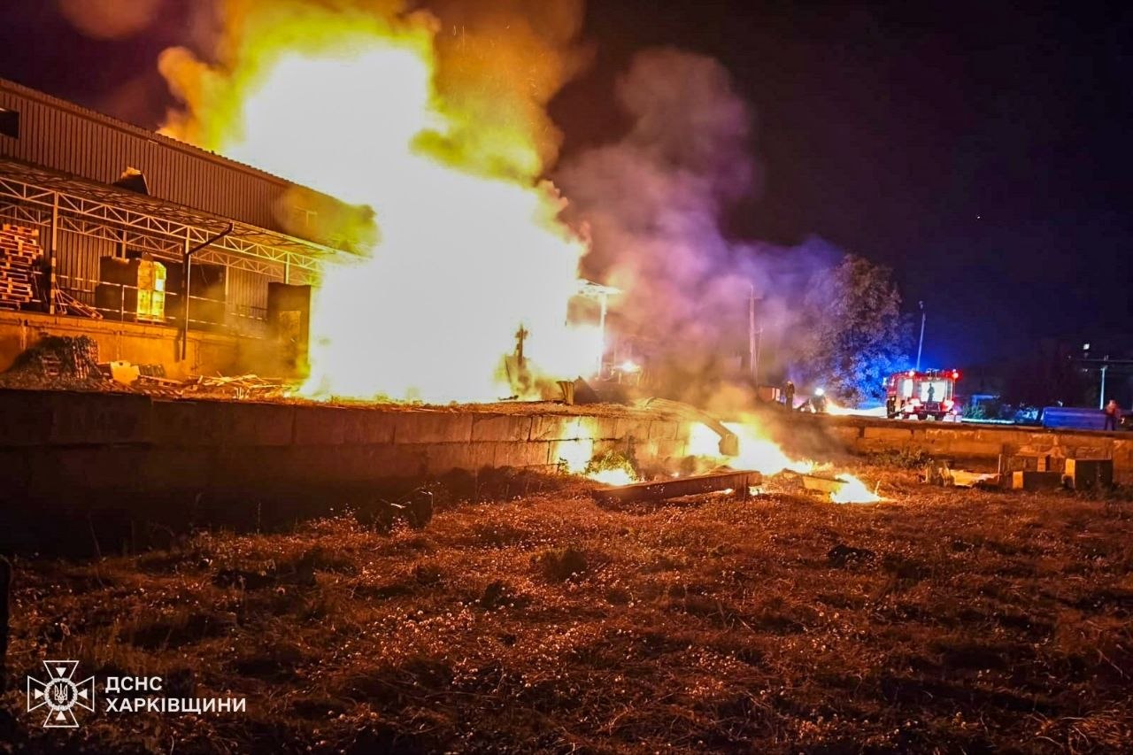 Надвичайники Харківщини загасили маштабну пожежу поштового відділення після атаки росіян