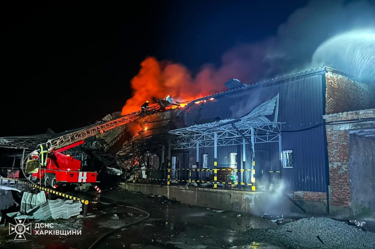 Надвичайники Харківщини загасили маштабну пожежу поштового відділення після атаки росіян