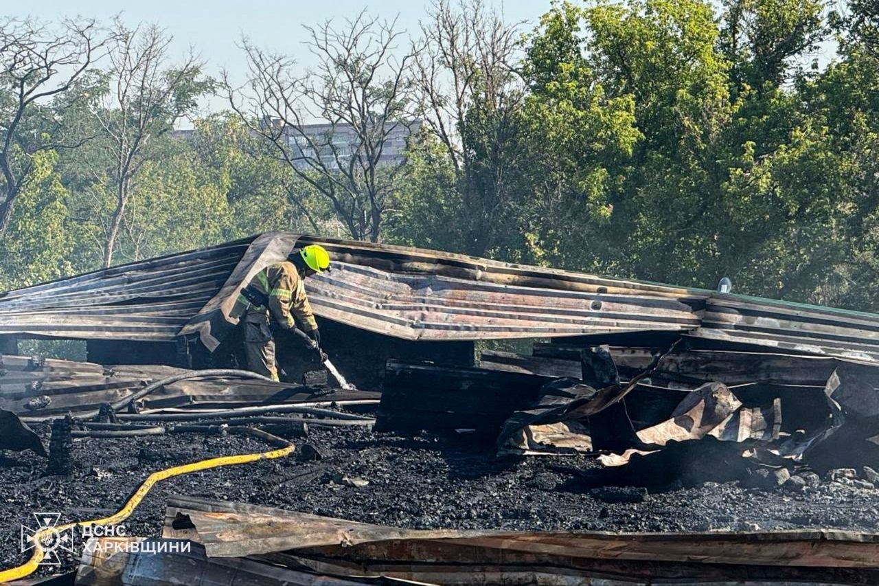 Надвичайники Харківщини загасили маштабну пожежу поштового відділення після атаки росіян
