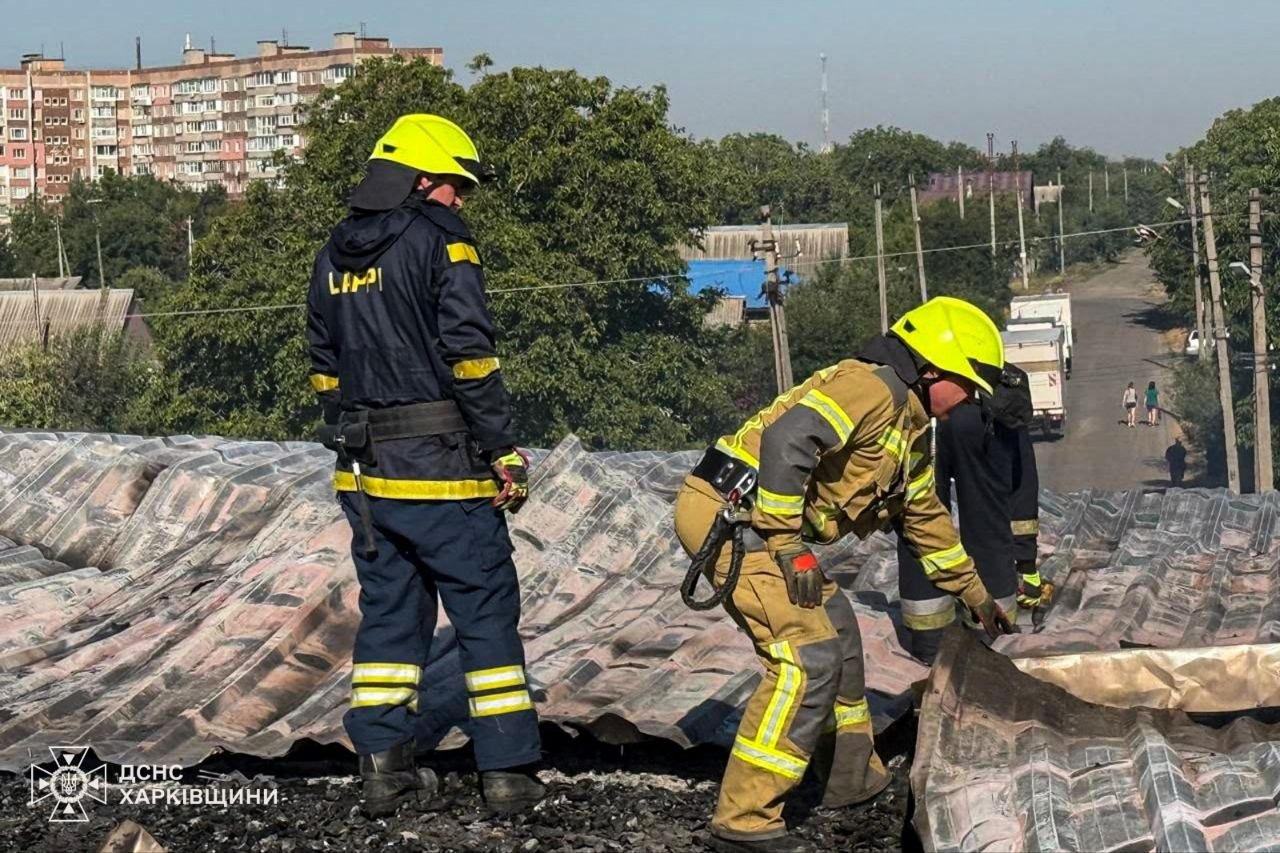 Надвичайники Харківщини загасили маштабну пожежу поштового відділення після атаки росіян