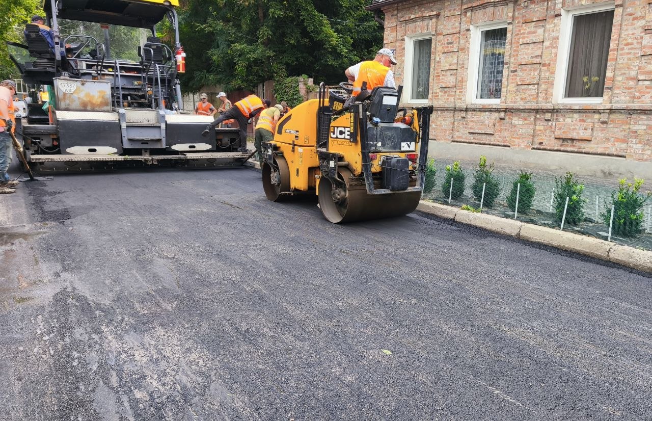 Харківські комунальники оновлюють асфальт на вулицях міста