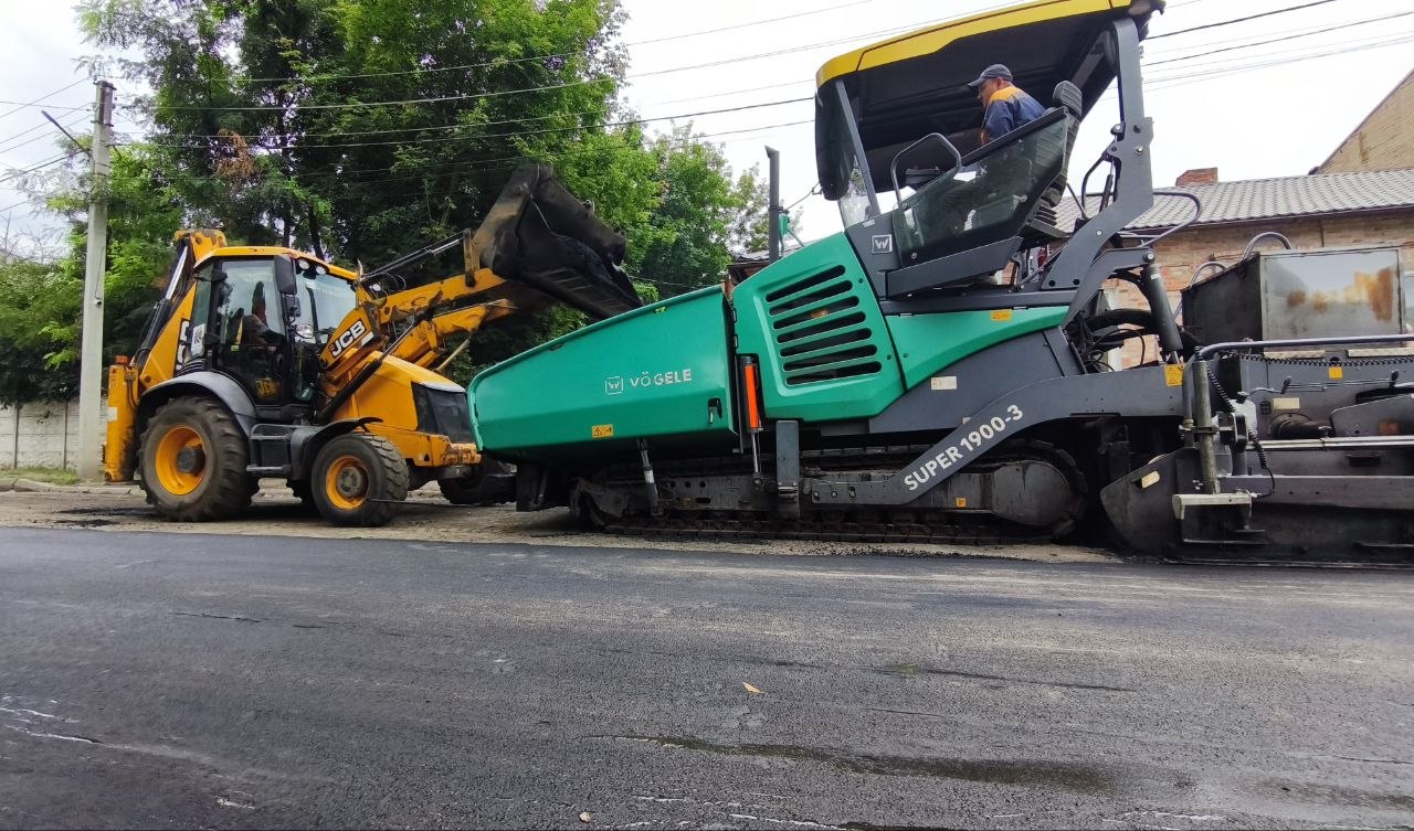 Харківські комунальники оновлюють асфальт на вулицях міста